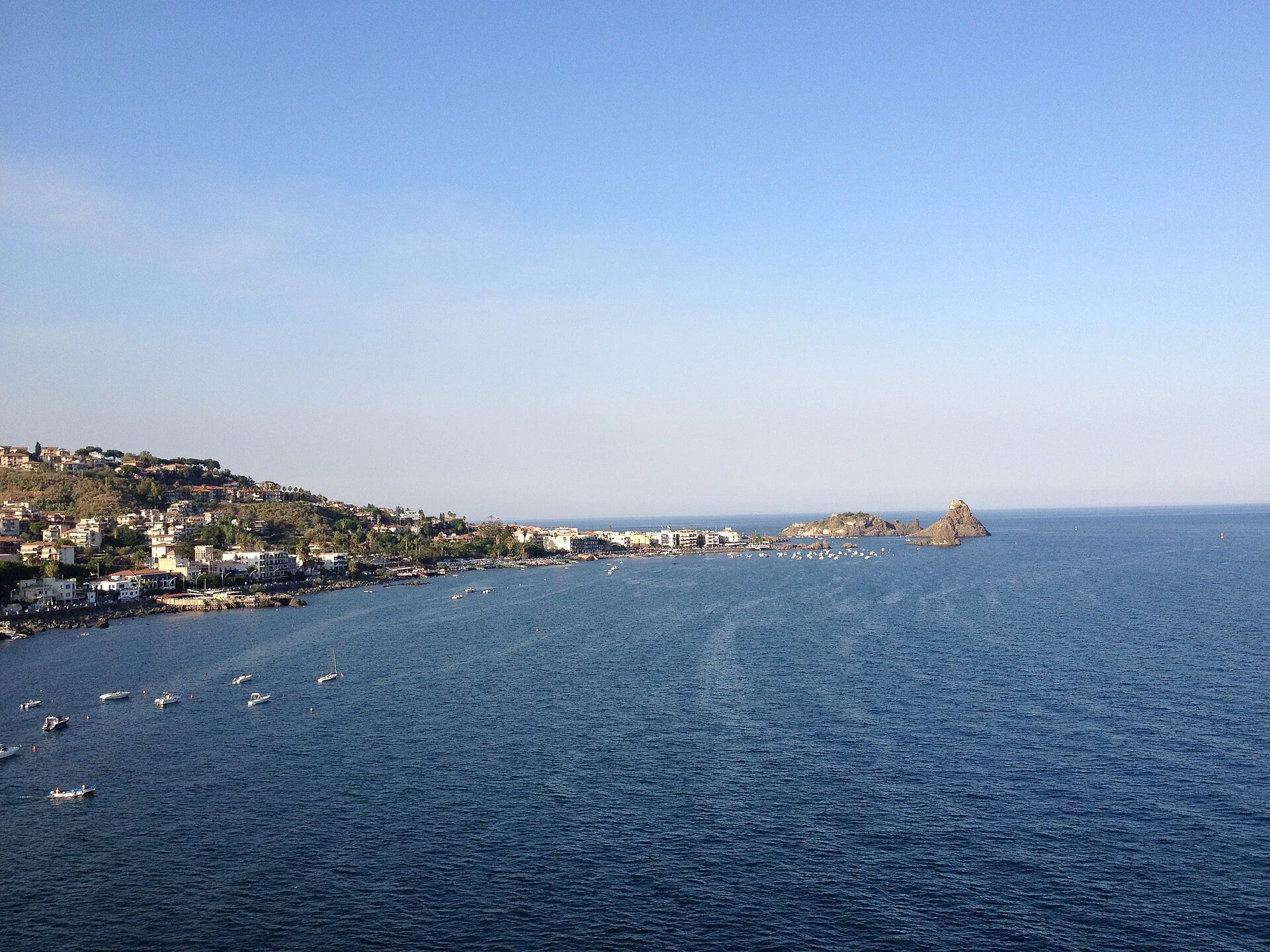 La costa di Aci Trezza con i faraglioni dei Ciclopi che emergono dal mare