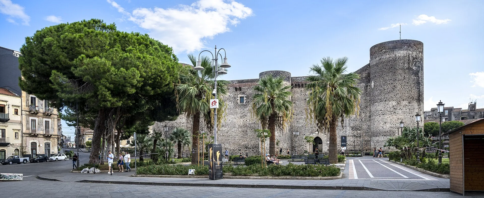 Il Castello Ursino con le sue torri circolari in pietra lavica