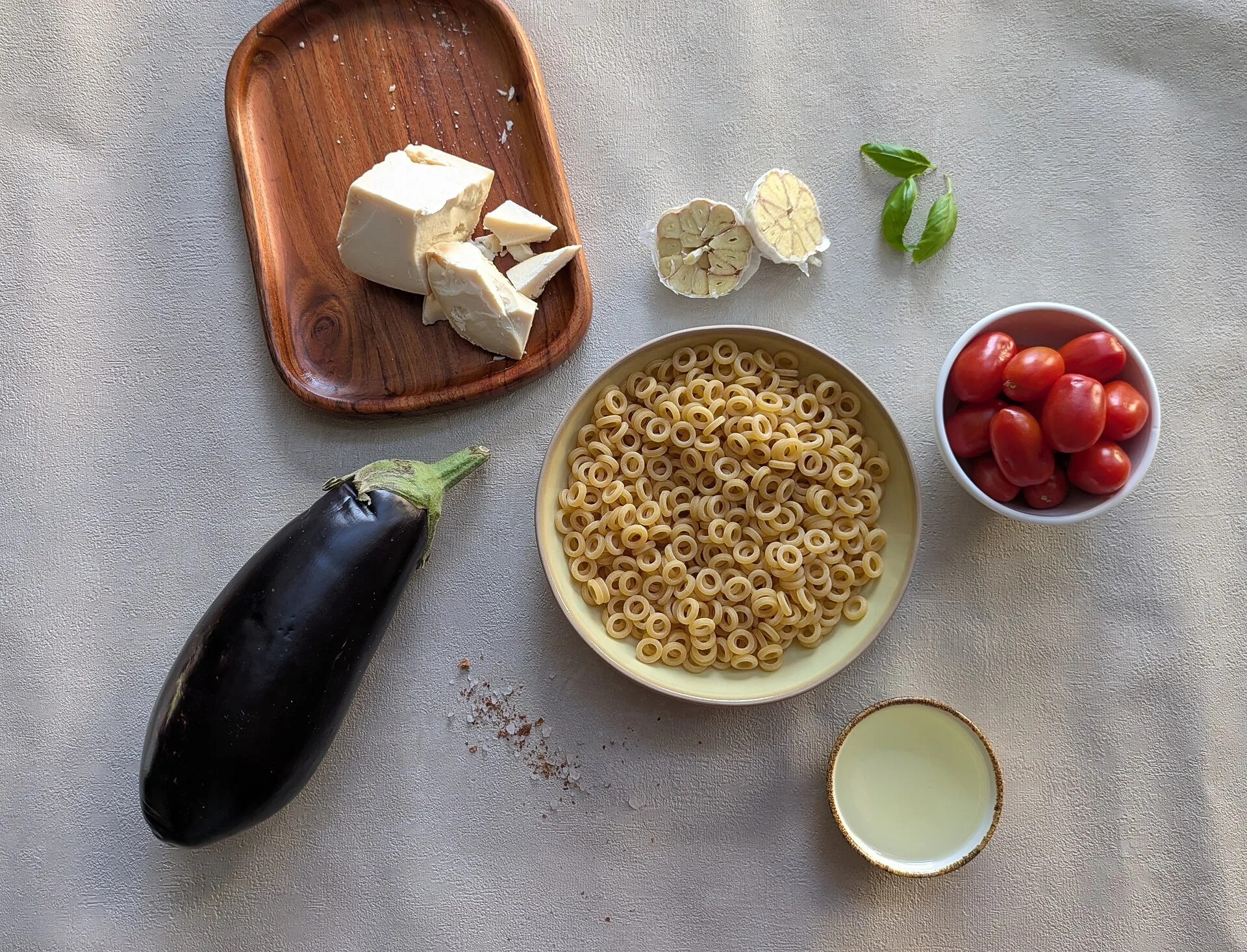 Gli ingredienti della pasta alla Norma: melanzane, pomodoro e ricotta salata