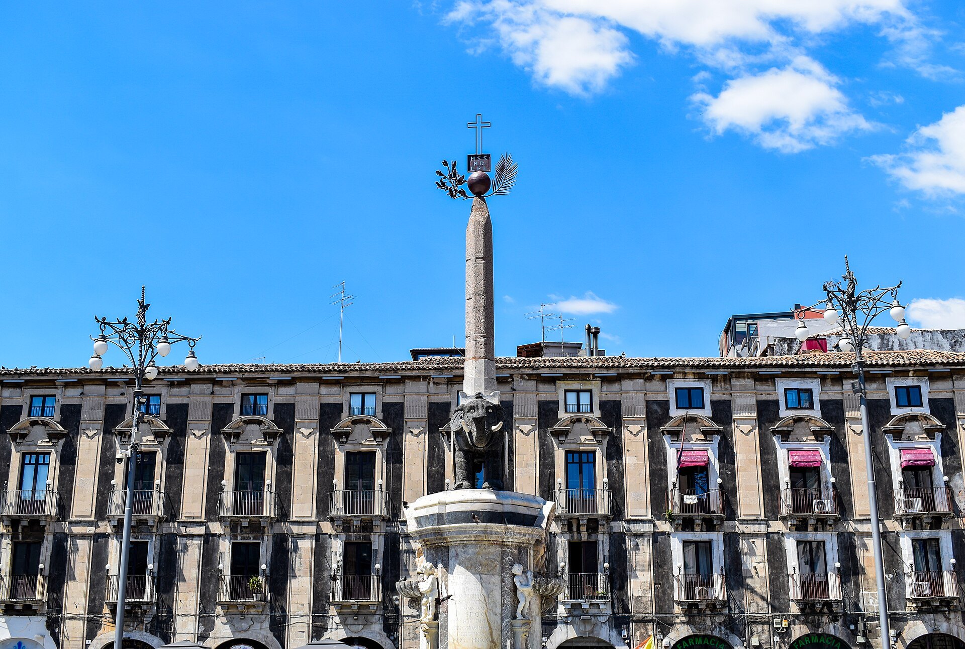 Piazza del Duomo con la Fontana dell'Elefante, il liotru simbolo di Catania