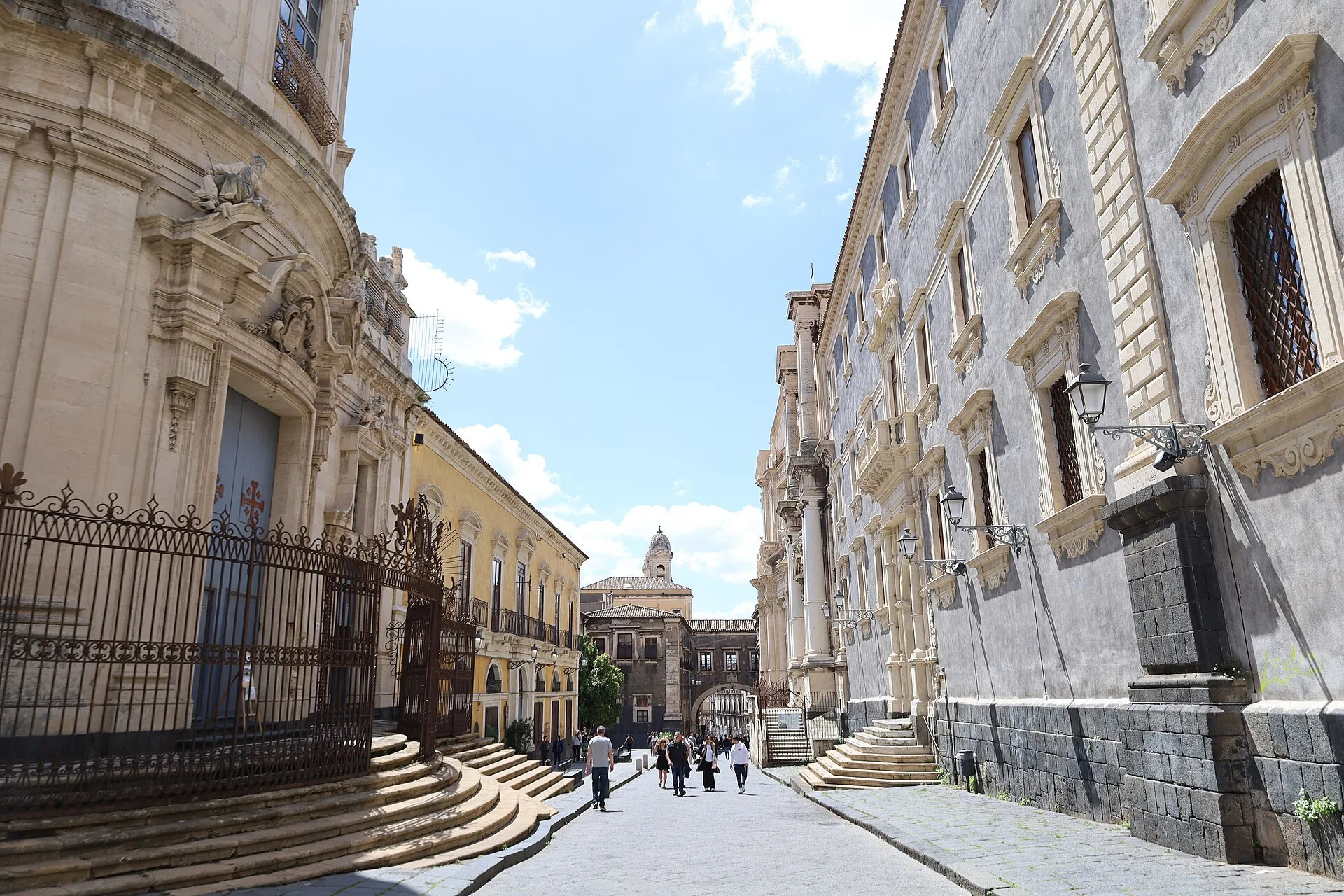 Via dei Crociferi a Catania, con le chiese barocche allineate lungo la strada